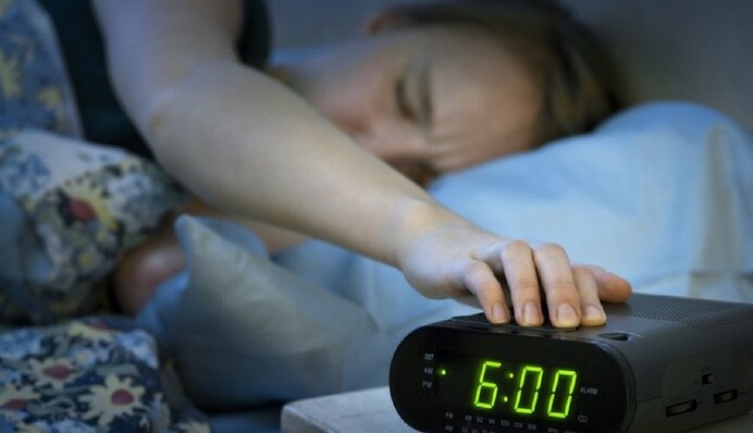 Ламкі нігті, роздутий живіт і  плями на шкірі: ШІ показав, що буде, якщо не спати 7 годин на добу