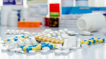 Фармгиганты «Дарница» и «Интерхим» хотят сохранить сверхприбыли, снижая цены только за счет аптек – политтехнолог