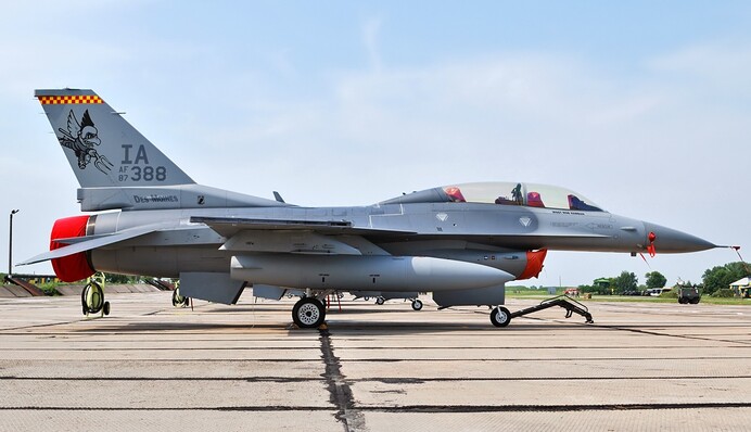 Мать погибшего летчика «Джуса» опубликовала уникальные фото действительно первых F-16 в Украине