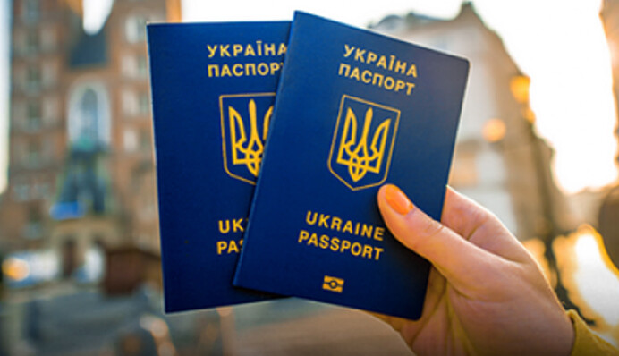 ​Українські чоловіки за кордоном почали отримувати паспорти