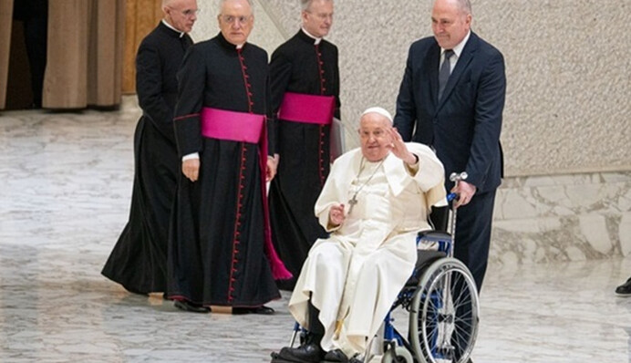 В Ватикане рассказали, о состоянии Папы Римского и сколько он еще пробудет в больнице