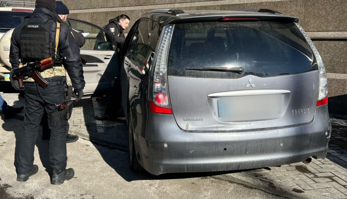 ​У Києві водій елітної автівки влаштував стрілянину на дорозі