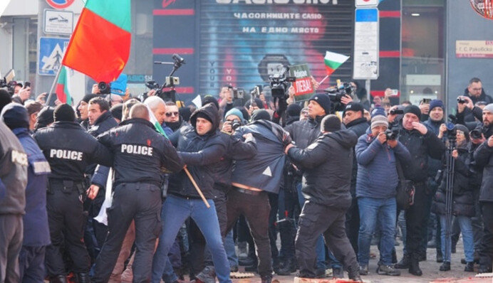 ​Проросійський протест у Болгарії: мітингарі намагалися підпалити будівлю ЄС