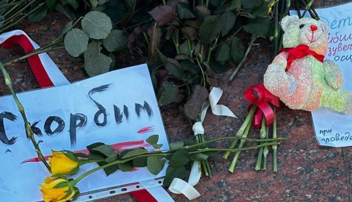 У низці регіонів РФ росіяни принесли квіти до українських пам'ятників, попри чергування силовиків