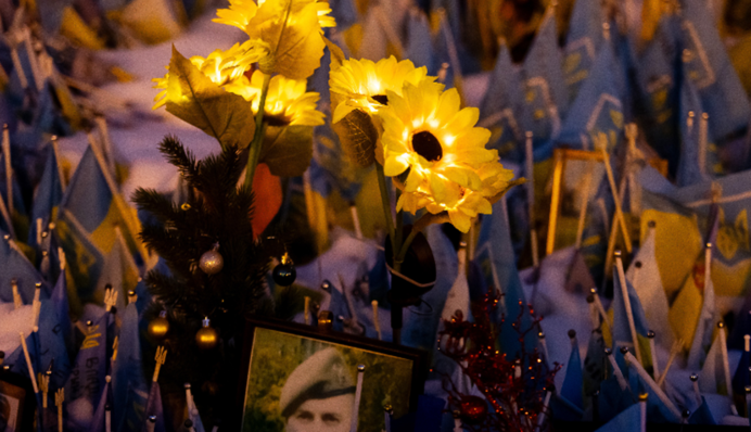 На Майдані запалили свічки біля меморіалу загиблих воїнів України