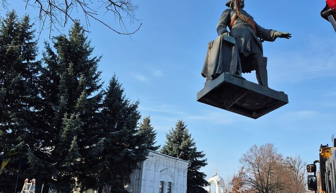 У Полтаві демонтували пам`ятник Петру І