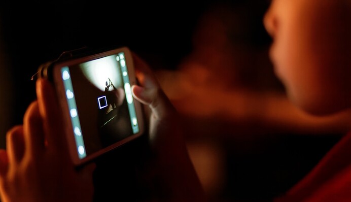 Требование учителей запретить детям смартфоны в школе возмутило психолога