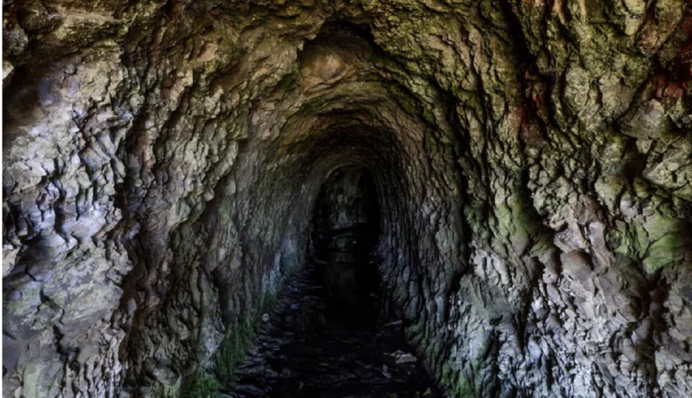 В Англії гігантська вирва поглинула частину дороги, відкривши підземні лабіринти