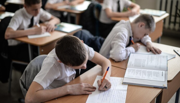 В РФ директорка школи заявила в поліцію на дитину через антивоєнну записку