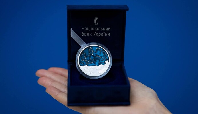 ​Вічний зв’язок між людиною й Всесвітом: Нацбанк ввів в обіг срібну монету