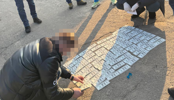 Организовал выезд за границу за $10 тысяч: ГБР задержало на Волыни правоохранителя