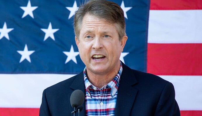 Прихильники Трампа стали освистувати його сенаторів на зустрічах