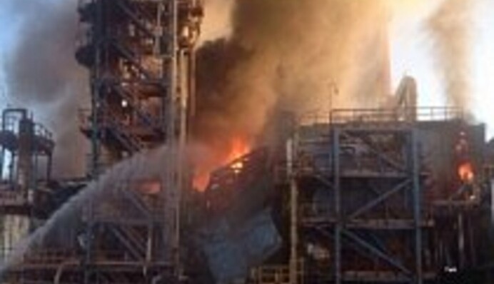 В Уфе произошли взрывы и пожар на НПЗ