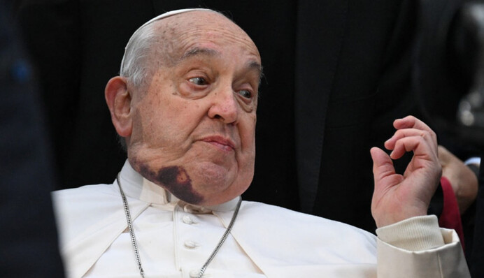 Состояние ухудшилось: Папу Римского подсоединили к ИВЛ