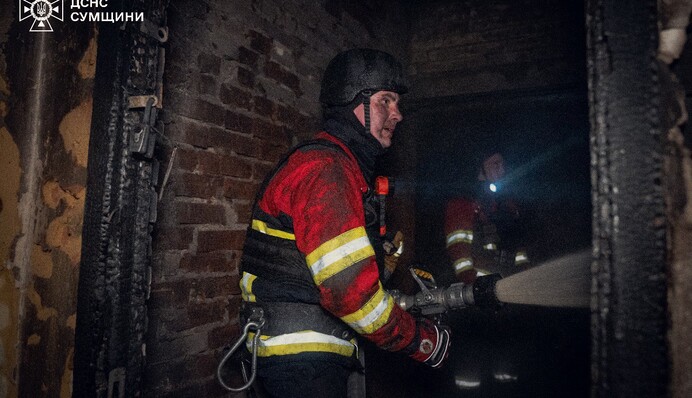 Рятувальники показали наслідки удару по поліклініці у Сумах