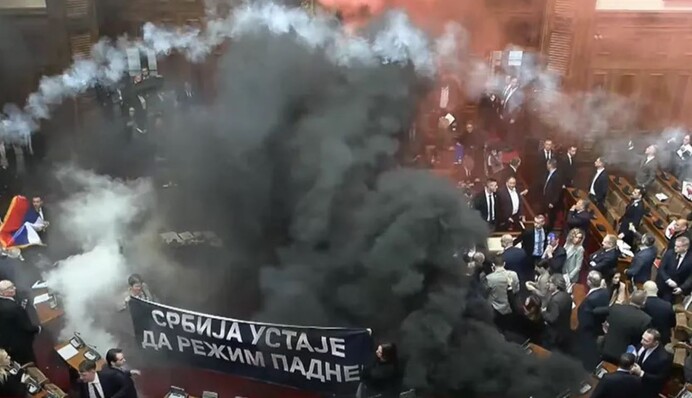 В парламенте Сербии зажгли файеры и устроили драку
