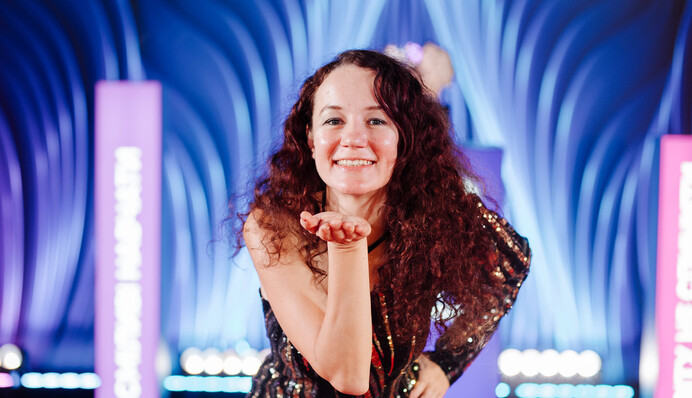 Учительница устроила публичный скандал из-за жутких поступков основателя школы в Киеве