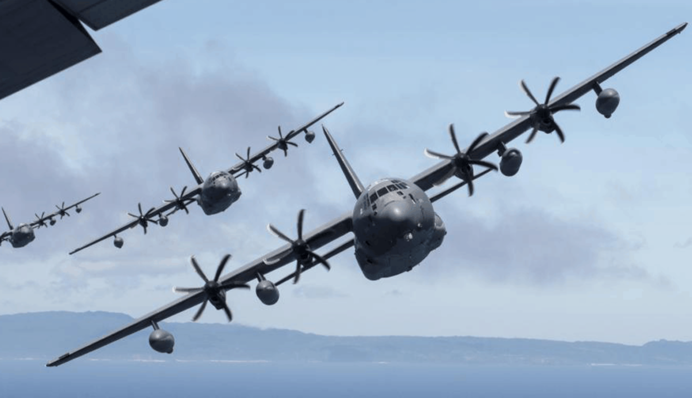 Развернули в воздухе: самолеты с оружием не долетели в Украину после приказа Трампа