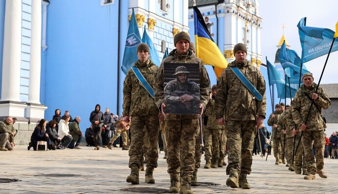 "Стервятина": мать погибшего воина Ратушного сорвалась на фотографа на похоронах