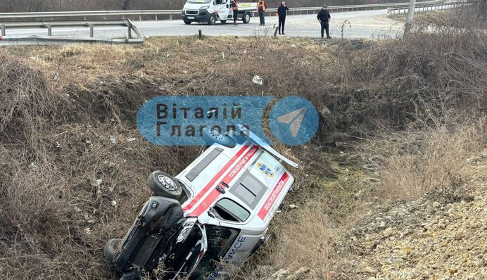 В Ужгороде скорая помощь с пациентом вылетела в кювет