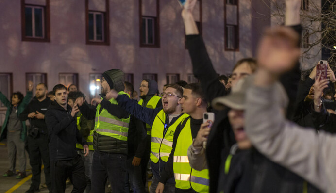 ​У Сербії сотні студентів блокують будівлю державного телебачення