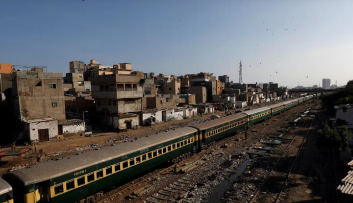 Озброєні бойовики напали на поїзд у Пакистані і взяли десятки заручників