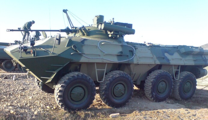 У Росії БТР переїхав авто та вбив водія