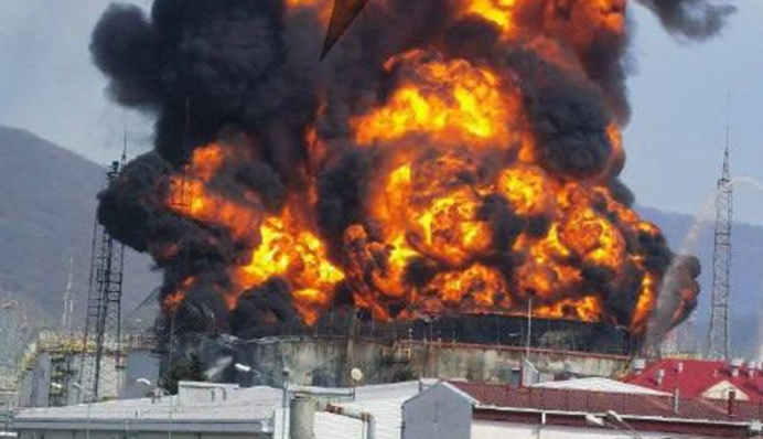 Палає понад 14 годин: у мережі публікують кадри атакованої нафтобази в Краснодарському краї