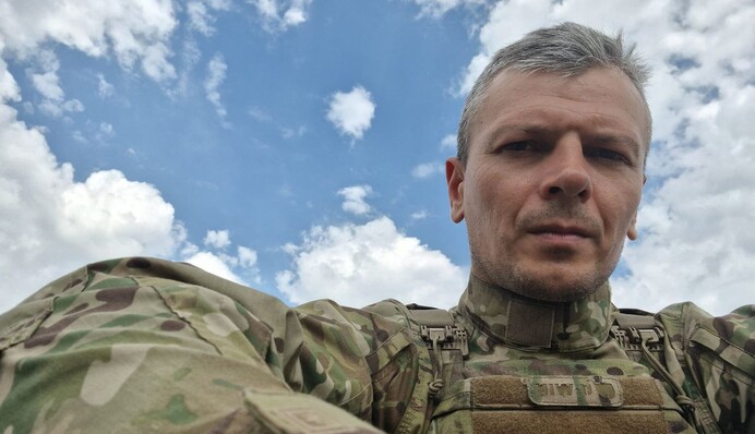 Кинувся навтьоки: колишній журналіст у військовий формі налякав киянина на вулиці