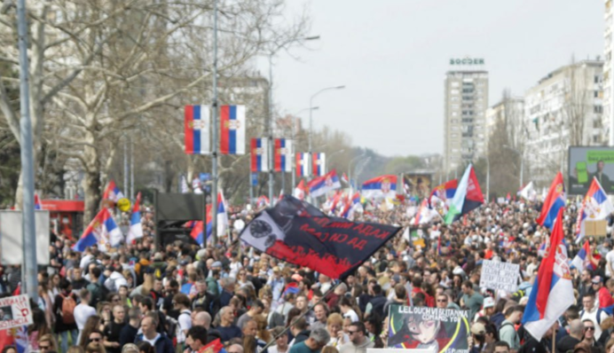 Миллион протестующих, дымовые шашки и снайперы: в Сербии люди требуют отставки Вучича