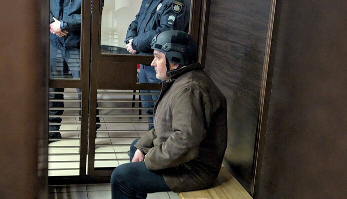 Підозрюваний у вбивстві Ганула з’явився на суд у шоломі