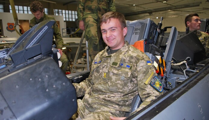 Один из первых украинских пилотов F-16 Месь получил звание Героя Украины