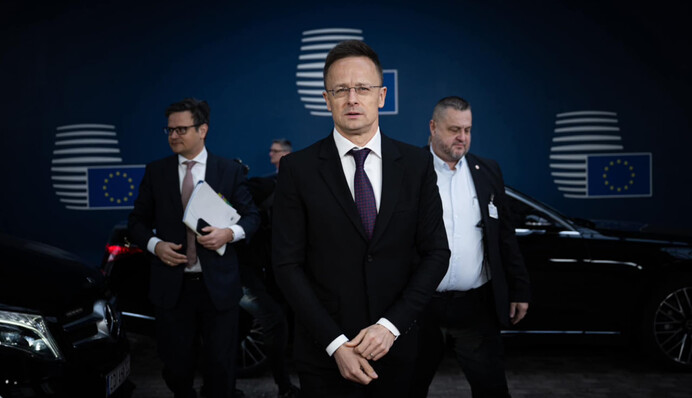 ​Міністр закордонних справ Угорщини виступив проти фінансування постачання зброї в Україну