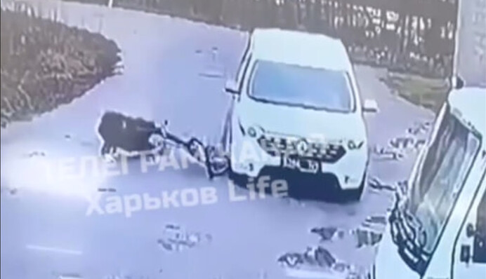 ​Форсаж у Харкові: автівка з військовими номерами збила велосипедиста