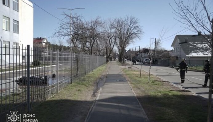 Опубліковано фото уламків дрона на території школи в Києві