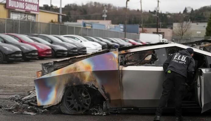Машини Tesla вже палять 