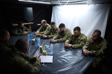 Зеленский посетил военных на одном из самых горячих направлений