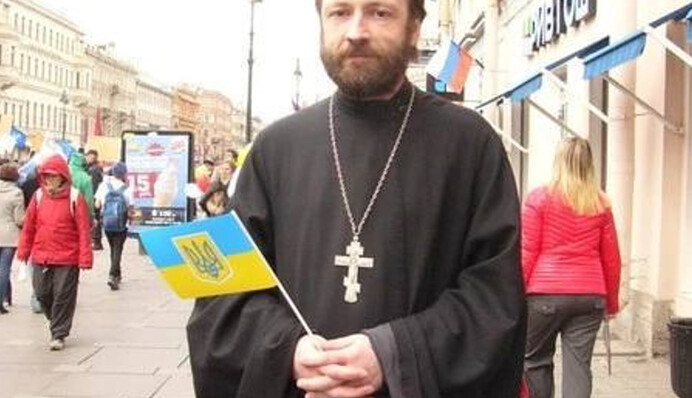 ​У Санкт-Петербурзі священника заарештували за фото десятирічної давнини з українським прапором