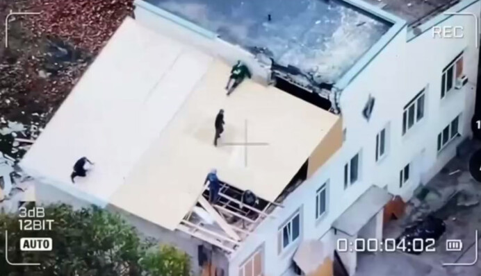 ​У Херсоні окупанти прицільно запустили БпЛА по цивільних, які ремонтували дах