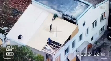 ​У Херсоні окупанти прицільно запустили БпЛА по цивільних, які ремонтували дах