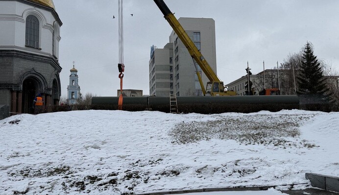 Современное искусство в России: на территории церкви установили экспозицию трубы, по которой российские военные попали в Суджу