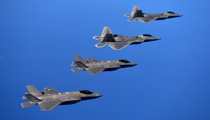 Что известно о самолете-истребителе F-47, который анонсировал Трамп