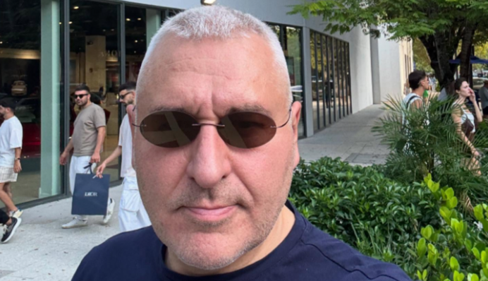 Ексдепутат держдуми РФ, якого розшукує Путін, завітав у салон Tesla