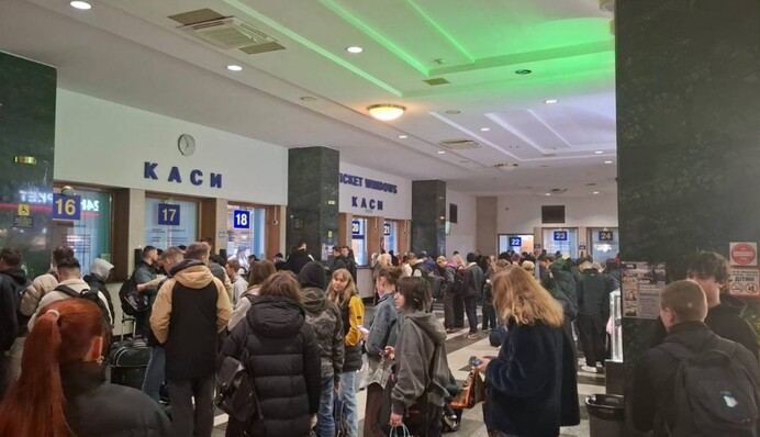Из-за сбоя в онлайн-сервисах Укрзализныци журналистка 2 часа отстояла в очереди в кассу - но осталась счастлива