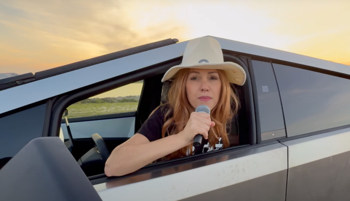 В Штатах знайшли жінку, що прославляє Ілона Маска в дусі «Ленин всегда жьівой, Ленин всегда с тобой»