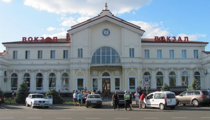 Russians hit a train in Kherson