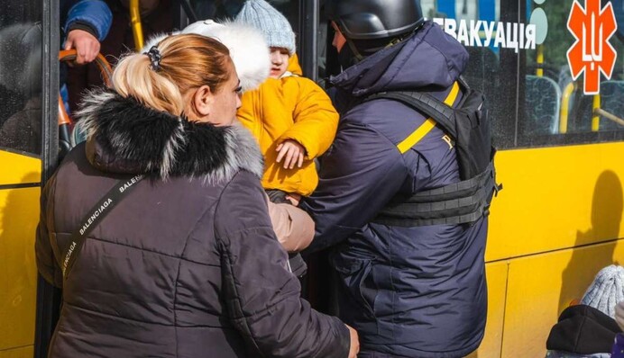 Вражеские обстрелы участились: из прифронтовых районов Донбасса эвакуируют еще сотни детей