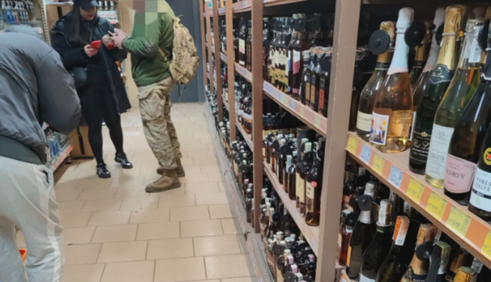 «Но когда ты, мразь, напиваешься в форме...» Поведение пьяного военного в магазине разозлило журналиста-медика