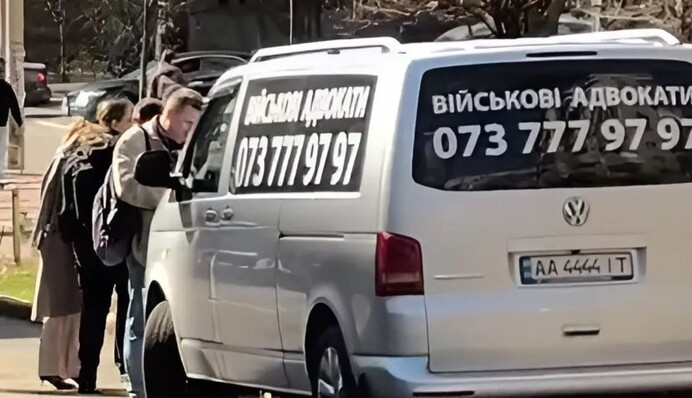 Подозрительное авто возле Голосеевского ТЦК вызвало ажиотаж