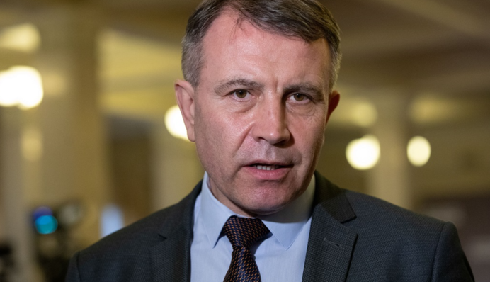 Нардепу Гнатенку подарували квартиру на Донеччині, а його дружина відкрила підприємство та отримувала допомогу як ВПО